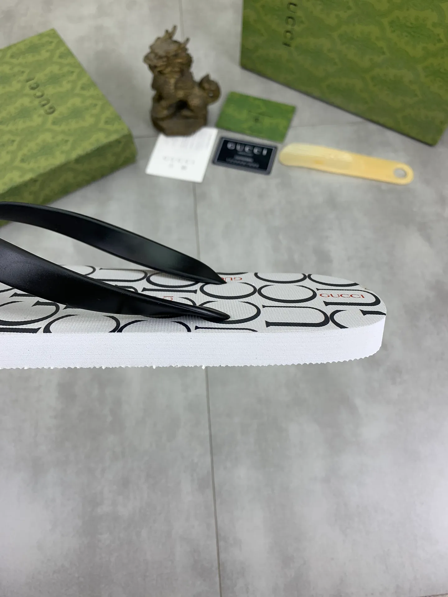 Men's men's shoes 💰P220💰【New style】🆘【GUCCI】Official website's popular Gucci adult couple 🧑‍🤝‍🧑 style, children's flip-flops are on sale at the counter simultaneously! Original fabric imported from Italy. Original bottom provided by the original factory. Size: Adult 36-45. Children’s size: 30-37. Multiple colors available.